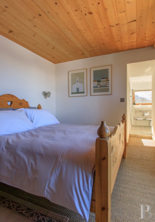 En Savoie, dans un hameau de la vallée de la Tarentaise, un grand chalet traditionnel rénové avec soin - photo  n°43